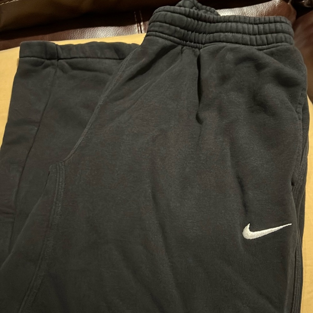 Nikes Men’s XL sweatpants with pockets and drawstring